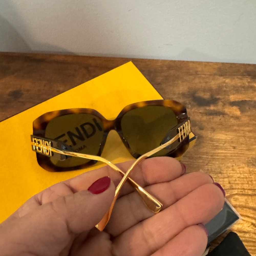 Fendi Brown Tortoise Sunglasses brand new with the box and case - Picture 4 of 4